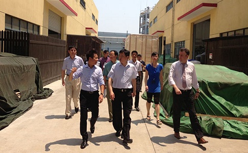 Secretary of Fengxian District Committee and his entourage v