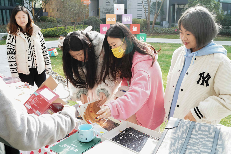 暖心圣诞 爱心闪耀丨2021圣诞义卖集市 璀璨冬日美好的12月，平安夜、圣诞节正徐徐向我们走来。在如此温馨美妙的时刻，由派米雷公益服务中心主办的“暖心圣诞 爱心闪耀”圣诞义卖集市在派米雷LINK新界（(图6)